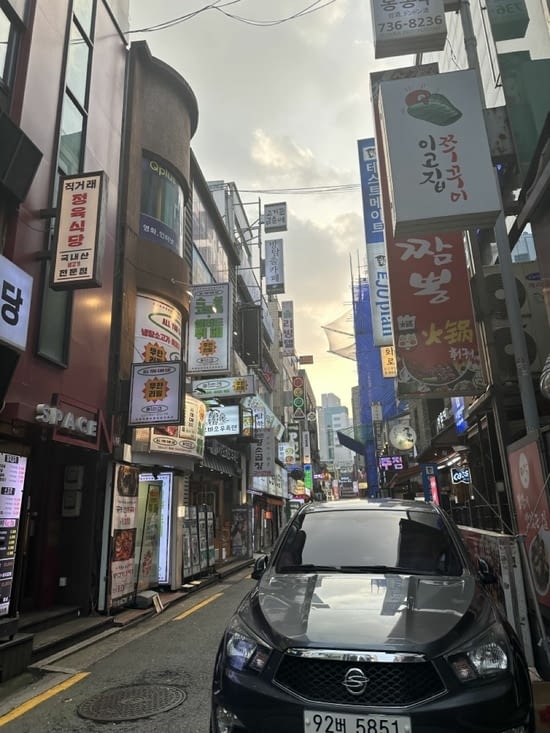 Rue au hasard avec tous ses néons