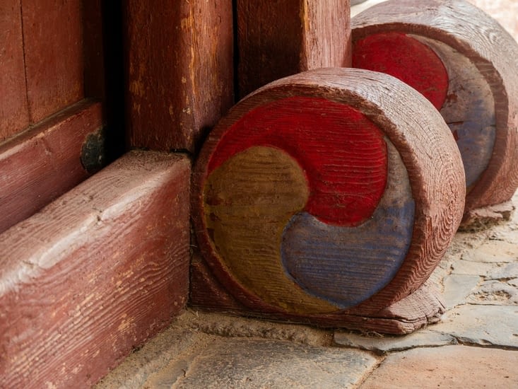 Sam taegeuk présent en bas d'une porte