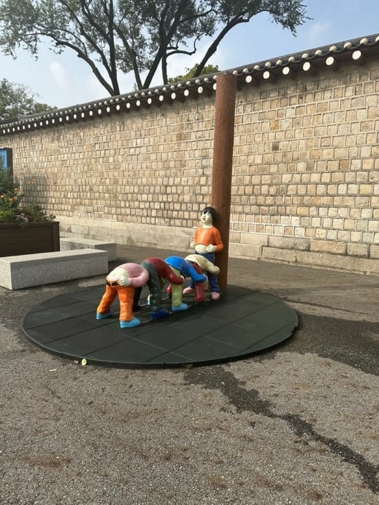 Étrange statue juste avant l’enceinte du palais…