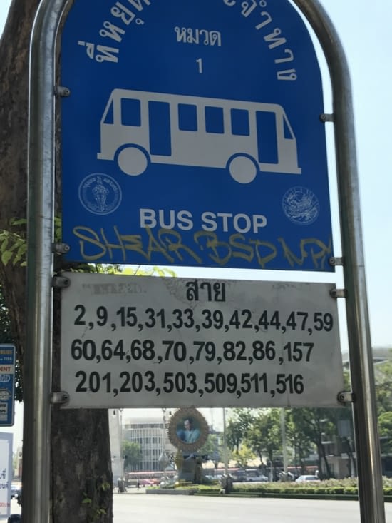 l'arrêt des bus s'arretant à démocracy monument