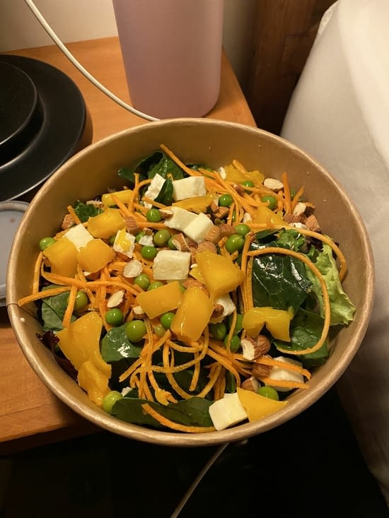 Encore fatiguée par le jetlag : une salade à emporter + netflix à l’hôtel et dodo à 21h30