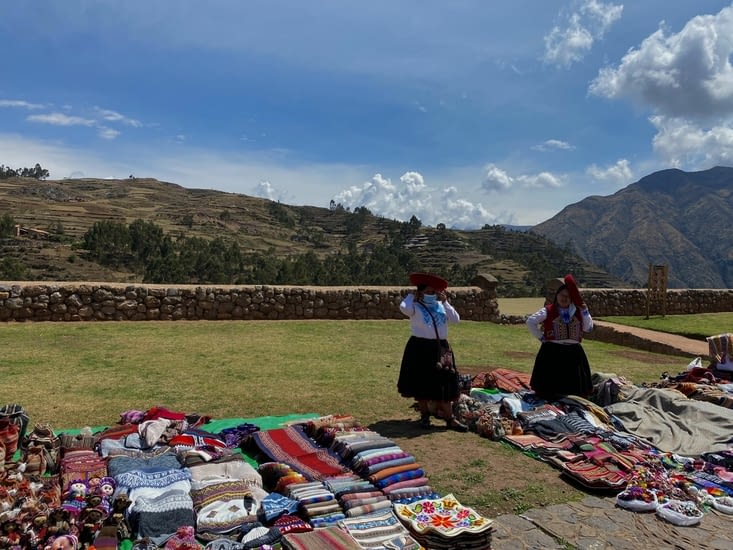 Les petites péruviennes et leurs stands colorés