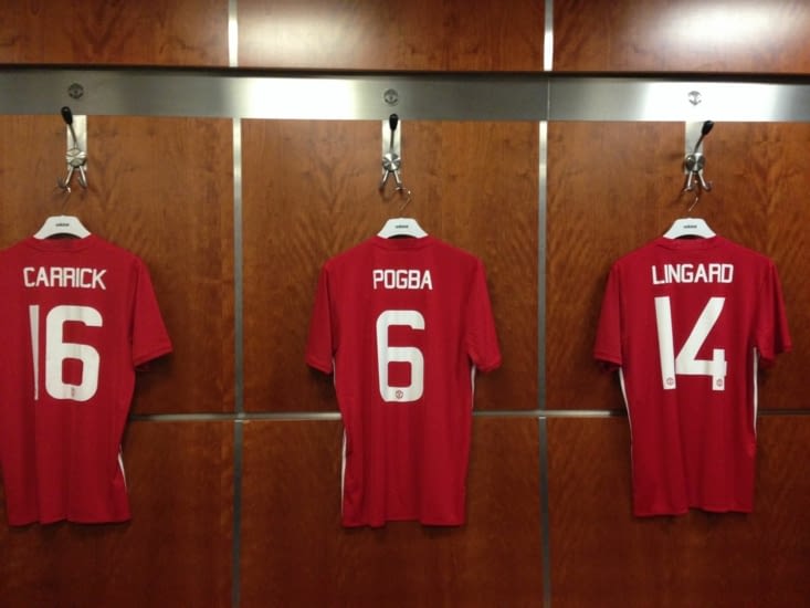 Les maillots sont suspendus dans les vestiaires