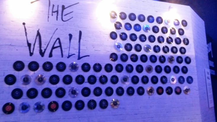 Le mur est recouvert de disques représentant la pop anglaise