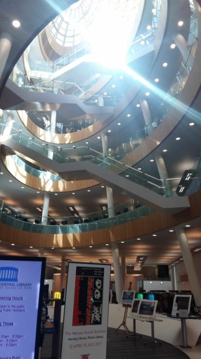 l'escalier principal de la bibliothèque est résolument moderne
