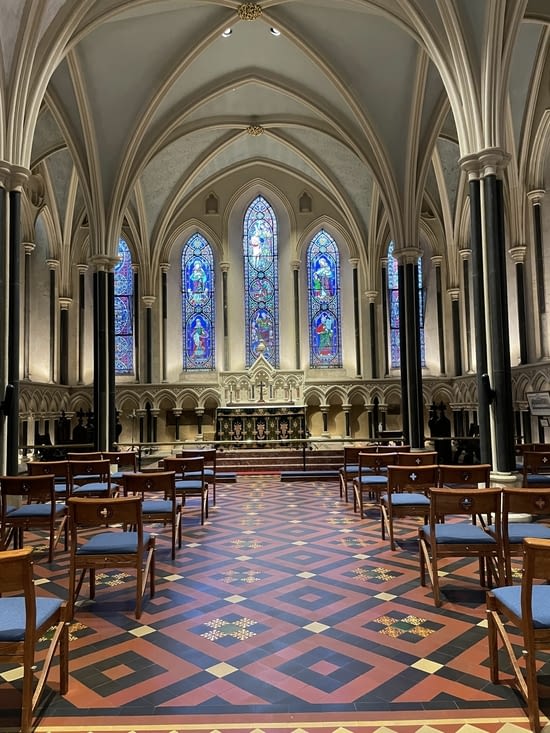 Salle derrière l'autel