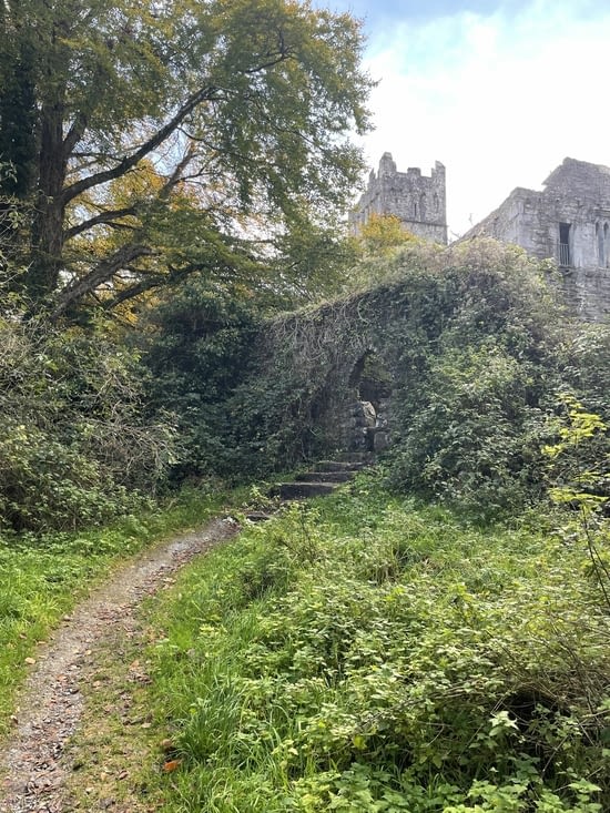 Entrée par le cimetière