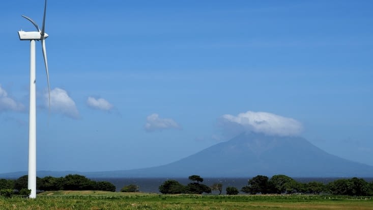 Le lac Nicaragua bordé par des éoliennes avec le volcan Concepcion au milieu