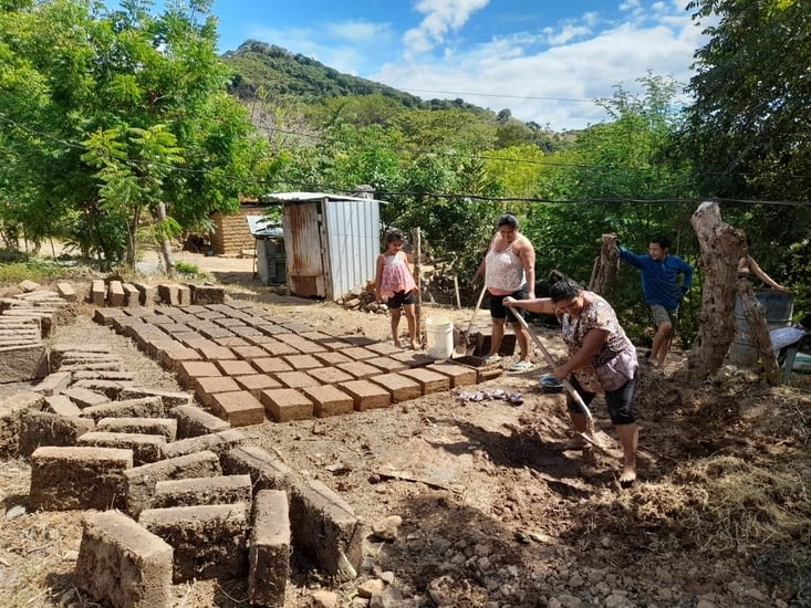 Fabrication de briques avec de la terre, paille et eau