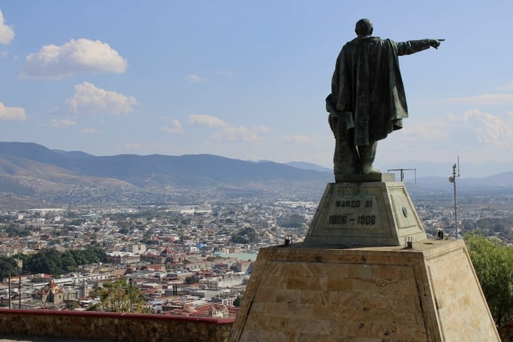 Benicio Juarez, ancien gouverneur et président mexicain, veille sur la ville.