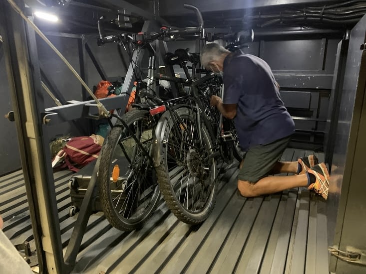Les vélos sont bien ficelés dans la soute du bus