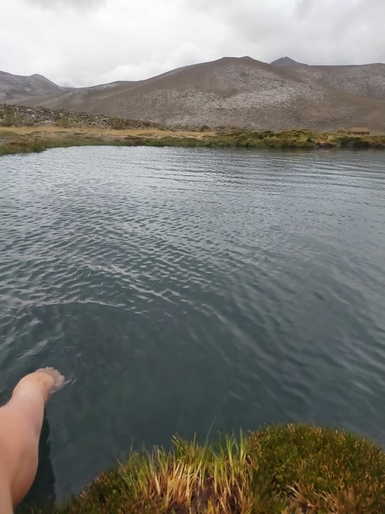 Petit bain de pieds dans un étang d'eau thermale