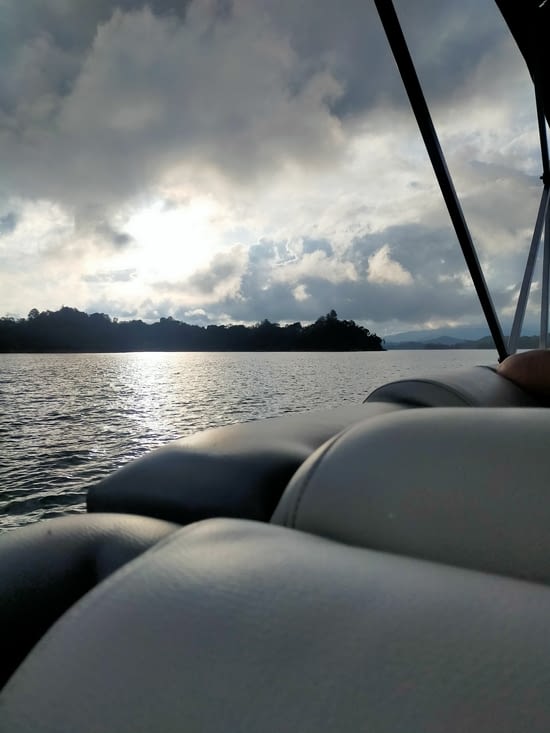 Tour en bateau sur le lac en fin de journée