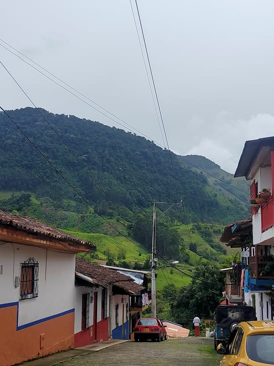 Le village est entouré de montagnes