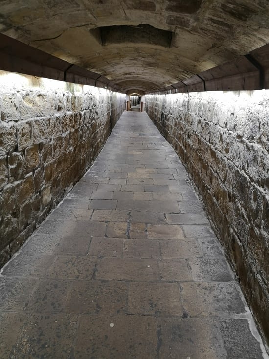 Tunnel qui nous plonge, dès l'entrée, dans le passé prestigieux de Malte