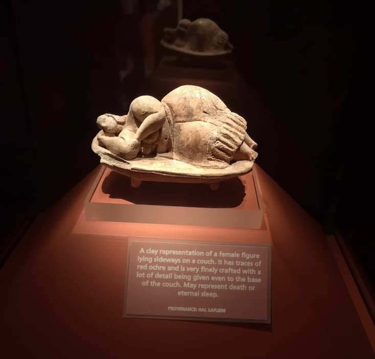 La femme endormie, sculpture retrouvée à l'Hypogée.