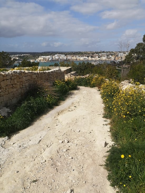 30 mn de marche depuis Marsaxlokk pour regagner St Peter's pool, une piscine naturelle