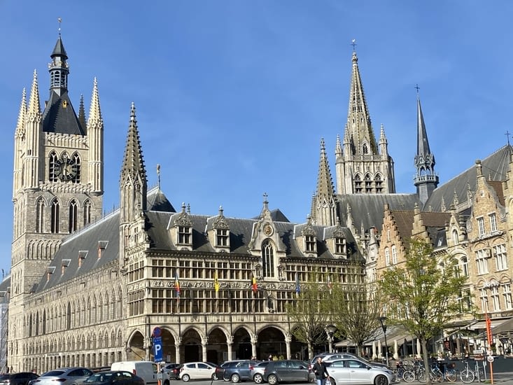 Beau centre-ville, reconstruit après la catastrophe de 14-18