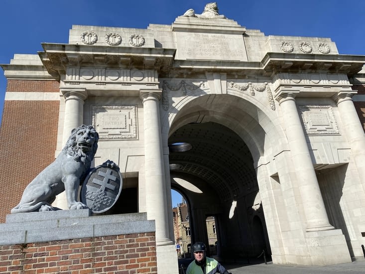 La porte des lions et le souvenir britannique.