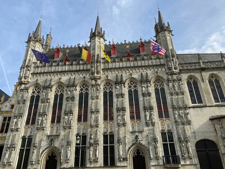 Qui nous accueille toute pavoisée