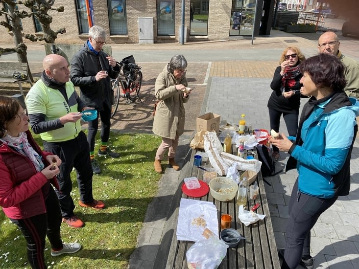 Partager le premier pique-nique avec des amis.