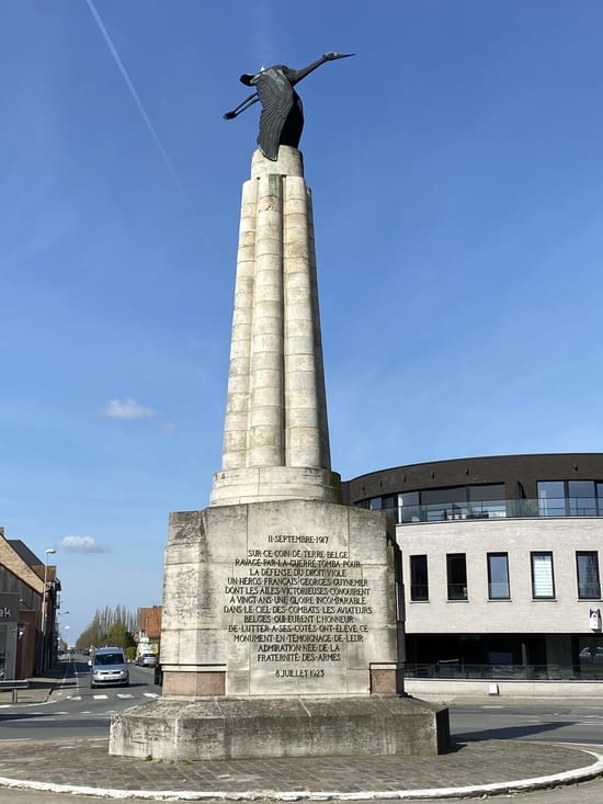 Un peu plus loin, le souvenir de Guynemer, tombé en plein ciel de Belgique 🇧🇪 en 1917.