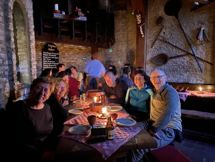 … soirée festive dans un restaurant médiéval.