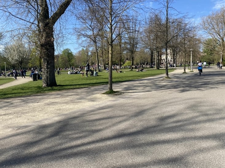 Nous arrivons dans la capitale par un superbe parc.