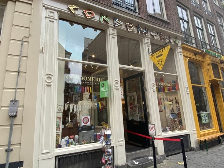 Et il y a aussi le quartier chaud pour lequel il faut être bien équipé.