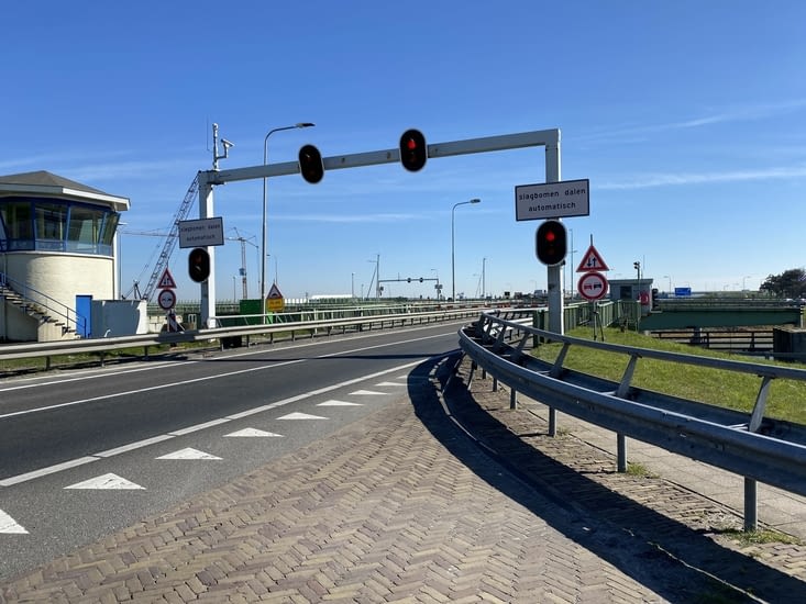 Et tout de suite une surprise : la grande Afsluitdijk de 32 kms est fermée aux vélos…