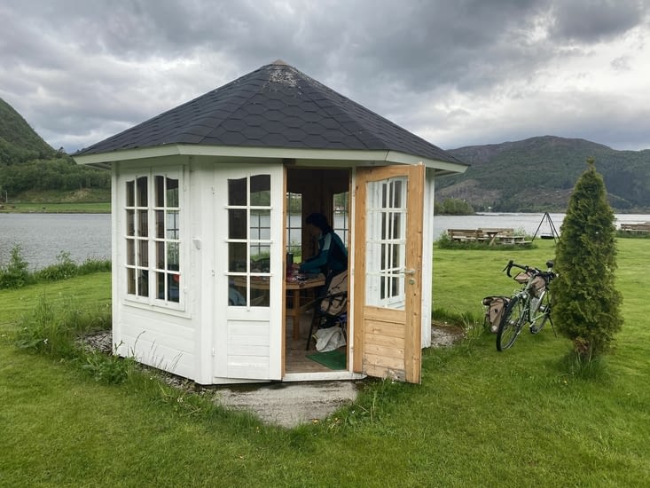 Au matin, petit-déjeuner dans la gloriette de l’AJ