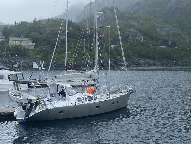 À chaque fois dans ces minuscules ports, deux ou trois bateaux à voiles