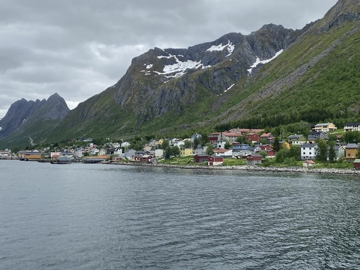 Et nous arrivons par le port de Gryllefjord dans cette île tant attendue.