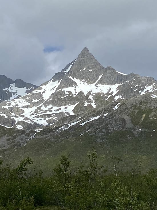 Mais la neige étincelle