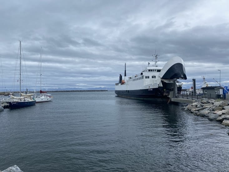 Mais le ferry le rappelle à la réalité du moment.