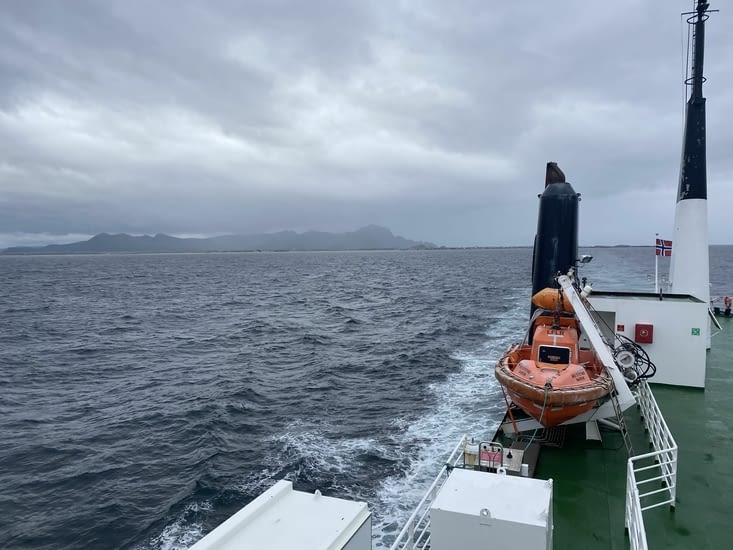 Un voyage de deux heures commence par vent fort.