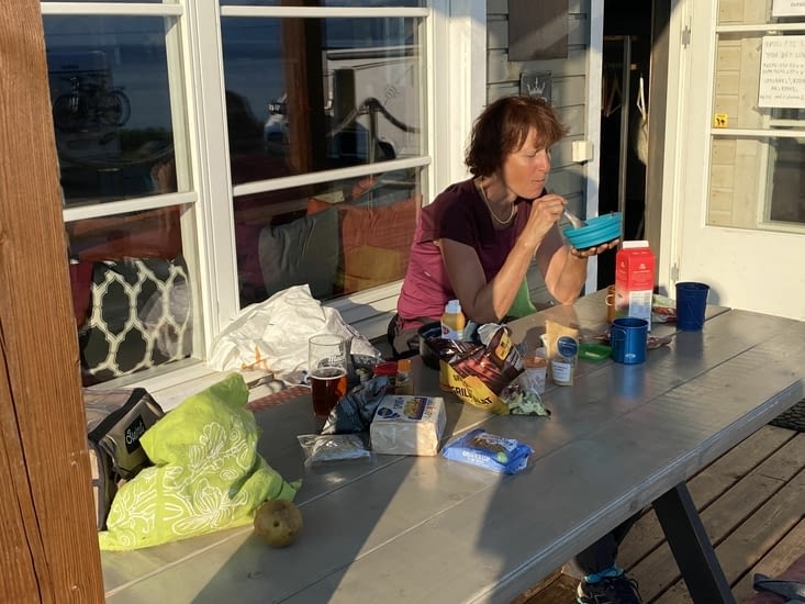 Et après avoir remonté le fjord, nous arrivons au Lyngenfjord Camping 🏕