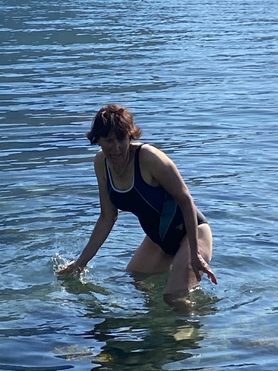 Nous nous baignons dans l’eau d’un fjord