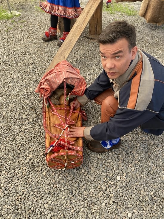 Berceau en cuir de renne.