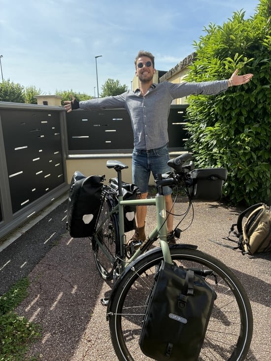 Antoine est heureux de son nouveau destrier destiné à son premier grand bike road trip !