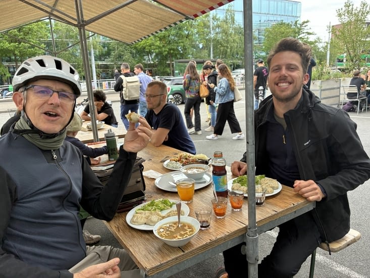 Bonne pitance à Bâle au Markthalle, cuisines du monde.