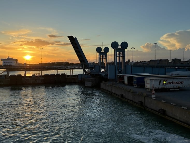 Trelleborg nous accueille avec le soleil à l’heure du couchant.