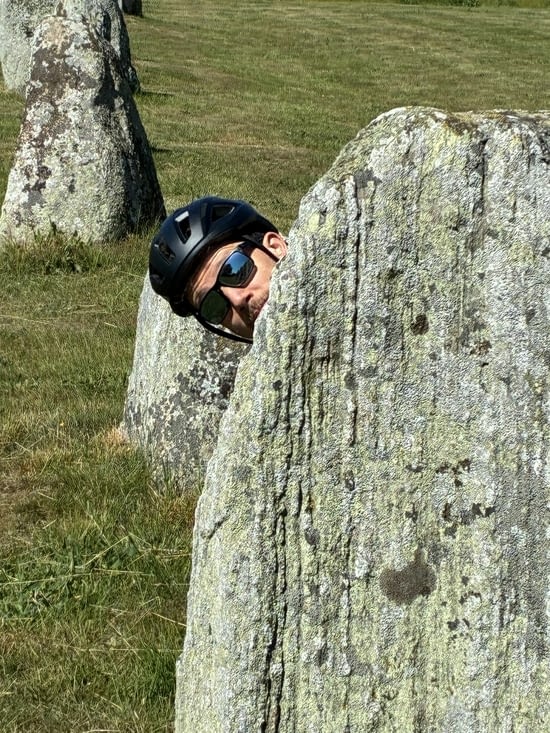 Et l’on joue à cache-cache avec le sens de ces roches présentes depuis au moins 2500 ans…