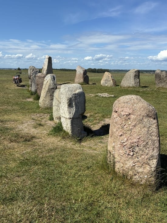 L’après-midi nous retrouvons des mégalithes sur un lieu de culte ancien : Ales Stenar.