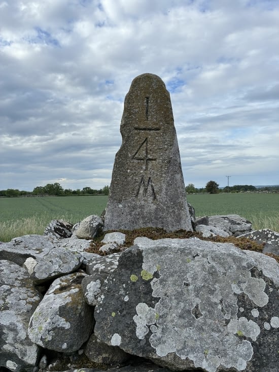 … troublés par de mystérieuses stèles. Que signifient ces signes cabalistiques ?