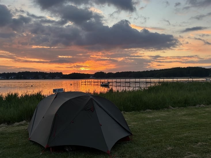 Et au terme de 115 kms, comme hier, un  camping agréable au bord d’un lac 🏕️