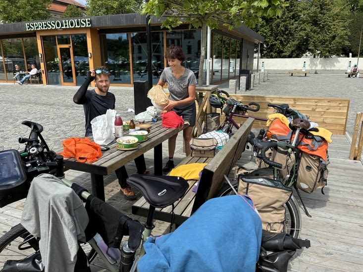 Sur la place…