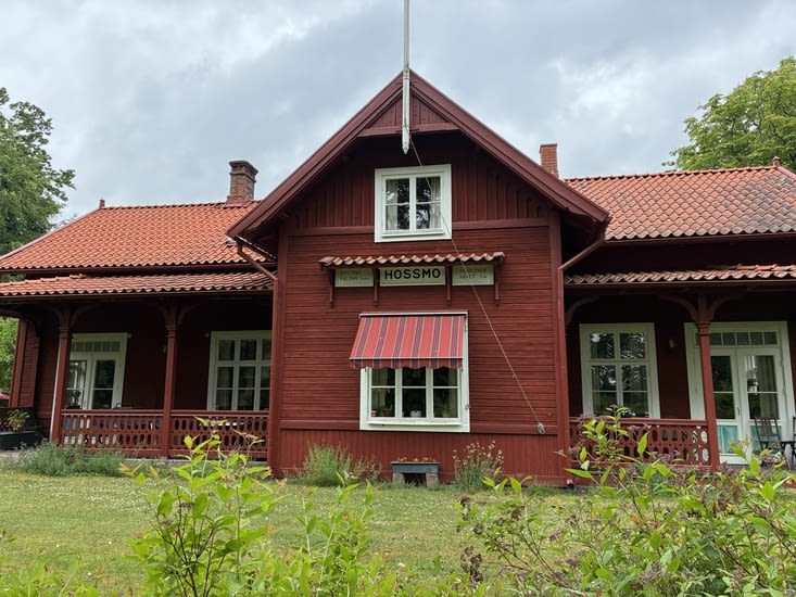 … et son ancienne gare, devenue villa particulière peinte en… rouge de Falun.