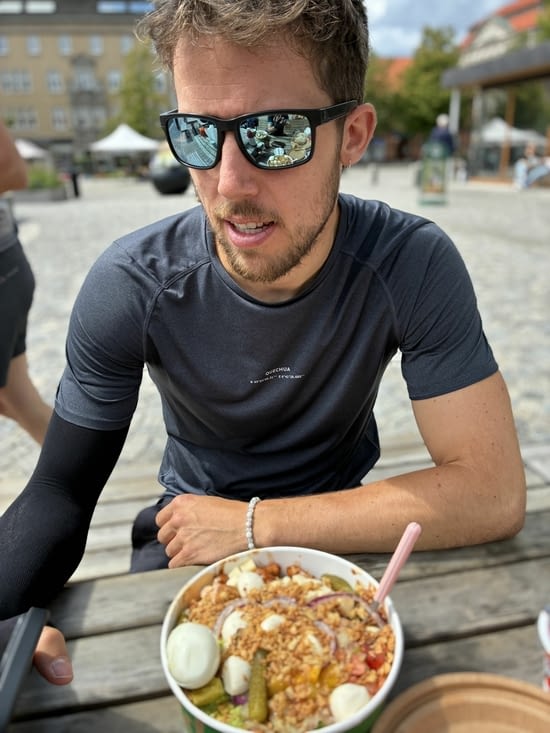 Et bon appétit grâce à une salade composée dans un bar éponyme.