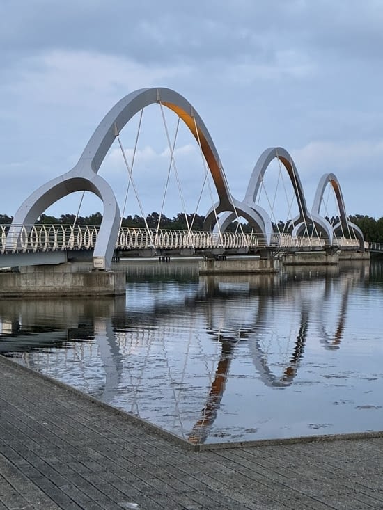 Le pont de Sölvesborg à la nuit tombante.